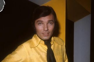 GLOSA: Před pěti lety zemřel Karel Gott. Vznikají pomníky, klony útočí